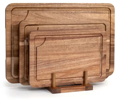 Image de Lot de 3 planches à découper en bois avec rainure d'égouttage (37 x 25 / 30 x 20 / 25 x 17 cm). Idéal pour la charcuterie et pour découper sans effort la viande, les légumes et le pain.