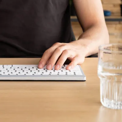 Zdjęcie produktu dla R-Go Tools Ergonomiczna R-Go Compact Break klawiatura, Bluetooth, z oprogramowaniem do robienia przerw, QWERTY (IT), biała, Mini, Bezprzewodowy, Bluetooth, Przełącznik nożycowy, QWERTY, Biały