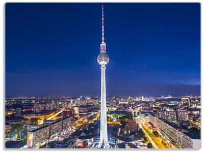 Produktbild von Wallario Glasunterlage, Schneidebrett aus Glas, Größe 30 x 40 cm, Motiv Fernsehturm Berlin bei Nacht
