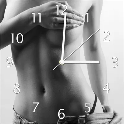 Produktbild von Wallario Design Wanduhr Halbnackte Frau mit Jeans aus Echtglas, Größe 30 x 30 cm