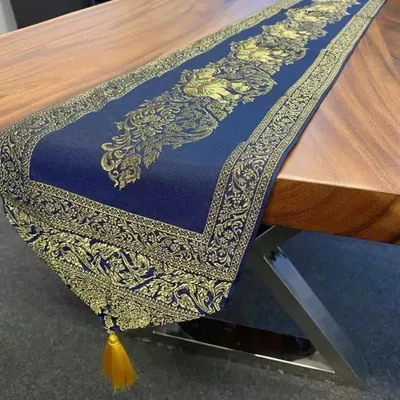 Produktbild von Blauer Tischläufer mit goldenen Pompons, 23 × 200 cm