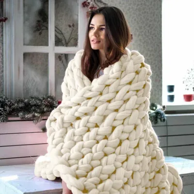 Immagine prodotto di Filato grosso da 500g/25m, colore giallo crema. Filato spesso ideale per lavori a mano, sia a maglia che all'uncinetto, perfetto per principianti. Adatto per realizzare coperte, borse, cuscini per animali domestici