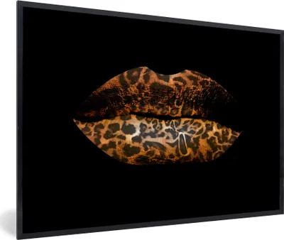 Produktbild von MuchoWow® MuchoWow® Gerahmtes Poster Lippen - Tigerdruck - Schwarz 30x20 cm - Poster mit zchwarzem Bilderrahmen - Kunstdruck - Bild-Poster