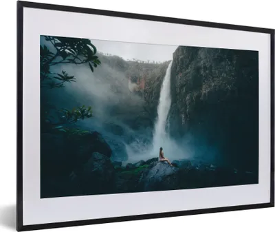 Produktbild von MuchoWow® MuchoWow® Gerahmtes Poster Wasserfall - Tropisch - Frau 60x40 cm - Poster mit zchwarzem Bilderrahmen - Schlafzimmer - Plakat in Rahmen - Drucken