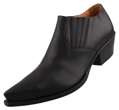 Auf dem Bild ist ein schwarzer Freizeitschuh zu sehen der von der Seitenansicht betrachtet wird. Der Schuh hat ein modernes Design mit einer strukturierten Oberfläche und einer robusten Sohle.