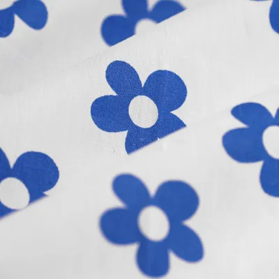 Imagen del producto de Popelina de algodón, diseño de margaritas, colores azul y crudo