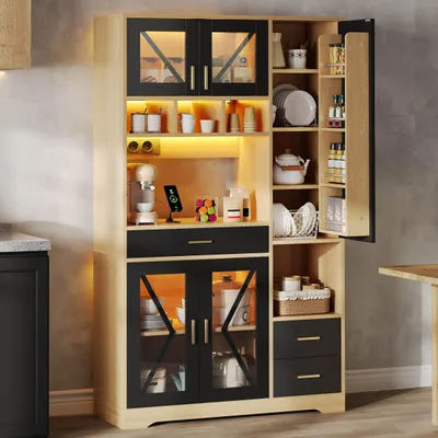Productafbeelding van Hoge kast in schuurstijl, 185x105x40 cm, met vitrine, verstelbare planken, een lade, LED-verlichting en stopcontacten.