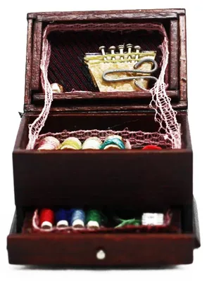 Produktbild von Miniatur Nähmaschine Deko | Braunes Miniatur Nähkästchen 1zu12