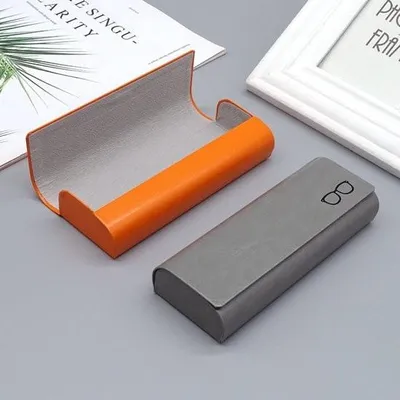 Zdjęcie produktu dla 4-pak etui na okulary wykonane z wytrzymałej skóry PU, przenośne etui ochronne dla kobiet, mężczyzn i dzieci (4 kolory): Czarny, szary, biały, pomarańczowy, jeden rozmiar pasuje do wszystkich, do okularów przeciwsłonecznych, okularów do czytania i okularów sportowych