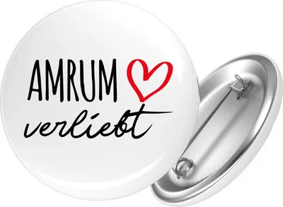Produktbild von Huuraa Button Amrum verliebt 59mm rund mit Sicherheitsnadel Ansteckbutton Geschenkidee