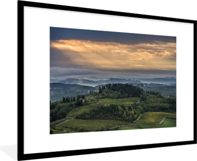 Produktbild von MuchoWow® Gerahmtes Poster Sonnenstrahlen beleuchten die italienische Hügelkuppe in der Nähe der Stadt San Gimignano in der Toskana 90x60 cm - Poster mit Schwarzem Bilderrahmen Wandposter Rahmen Foto Bilder - Wanddekoration - Fotos
