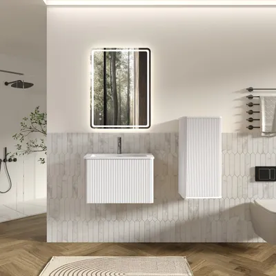 Zdjęcie produktu dla Komplet mebli łazienkowych o szerokości 60 cm, składający się z szafki pod umywalkę z lustrem LED, szafki bocznej oraz umywalki. Meble łazienkowe wiszące, z dekoracyjną fakturą, wykonane z kompozytu mineralnego, w kolorze dąb bielony