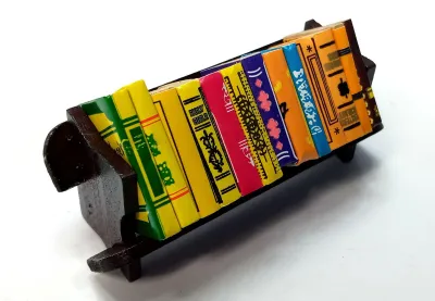 Produktbild von 13 Stück Miniatur Bücher im Bücherboard. Für 1:12 Puppenhaus.