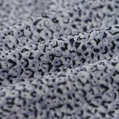 Productafbeelding van Katoenen popeline met bloemenprint in camouflagepatroon, hemelsblauw
