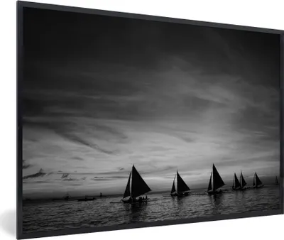 Produktbild von MuchoWow® MuchoWow® Gerahmtes Poster Segelboote vor der Küste von Boracay - schwarz und weiß 90x60 cm - Poster mit zchwarzem Bilderrahmen - Fotorahmen - Foto-Plakat