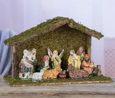 Produktbild von Weihnachtskrippe aus Holz, Holzkrippe mit Moos + 11 Krippenfiguren aus Porzellan, Weihnachtsfiguren, Weihnachtsdeko
