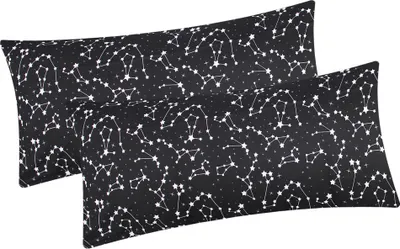 Produktbild von Baumwoll Renforcé Kissenbezug - 2er Set in 40x80cm - Sternenhimmel Sternzeichen in Schwarz und Weiß - Kopfkissen-Bezug, Kissenhülle, Dekokissenbezug aus 100% Baumwolle (KY-540/1-40x80)