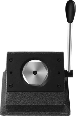 Obrázok produktu pre Stroj na výrobu odznakov – Kruhový vysekávací stroj – Pre odznaky s priemerom 58 mm – Otvor na vysekávanie Ø 69,5 mm – Rukoväť 27,5 cm – Oceľ, hliník a liatina