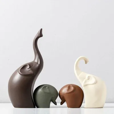 Zdjęcie produktu dla Ceramiczna rodzinka słoni, porcelanowe przygody, zestaw dekoracyjny (4 szt.), rękodzieło, przyciąga wzrok, pomysł na prezent dla rodziców, idealny do zawieszenia na ścianie, na książkę lub tacę pod telewizor.