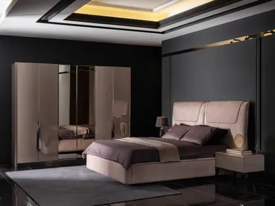 Image de Ensemble de meubles de chambre à coucher beige en bois avec lit, tables de chevet