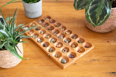 Produktbild von Hus Spiel mit Metallverschlüssen Silber und großem Stoffbeutel – für 2 Spieler – Bao – Kalaha – mit Edelsteinen und Stoffbeutel