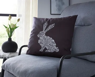 Produktbild von Kissenhülle "Hase" 45x45 cm in schwarz, mit geometrischem Hasenmotiv, Rückseite weiß, Kissenbezug, Zierkissenbezug