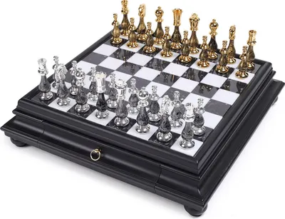 Immagine prodotto di Set Di Scacchi Italiano - Pezzi In Ottone/Legno Di Faggio, Oro/Argento, Fantasy, 10 Cm + Scacchiera In Marmo/Legno Di Tiglio, Nera, 46 Cm, Con Cassetto