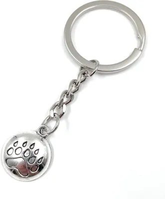 Productafbeelding van Onwomania: Sleutelhanger van een berenpootafdruk, metaal, geluksbringer, in een aluminium cadeauverpakking, ideaal om cadeau te geven