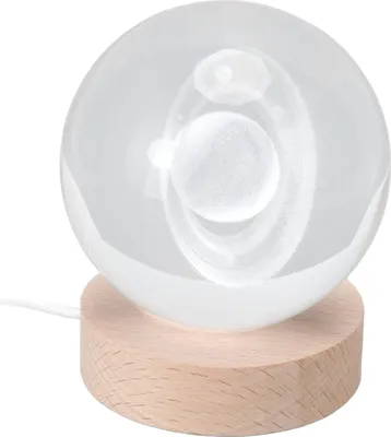 Imagen del producto de Lámpara nocturna 3D de Saturno, con esfera de cristal, luz LED, adornos de madera con detalles tallados, ideales para decorar mesas y como regalo para amigos o niños. Emite una luz cálida