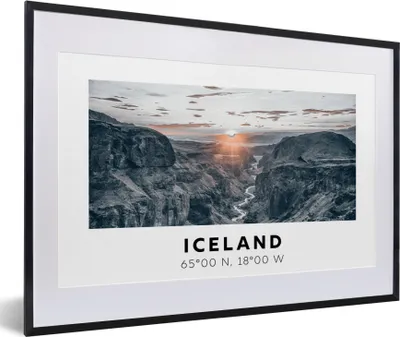 Produktbild von MuchoWow® Gerahmtes Poster Island - Fluss - Berge 60x40 cm - Poster mit Schwarzem Bilderrahmen Wandposter Rahmen Foto Bilder - Schlafzimmer - Plakat in Rahmen - Drucken