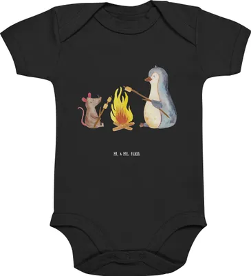 Produktbild von Mr. & Mrs. Panda Strampler Pinguin Lagerfeuer 6. - 12. Monat - Schwarz - Geschenk, Babystrampler, strampelanzug, Job, Kurzarmbody, Grillen, Einteiler, babykleidung body