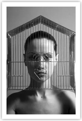 Produktbild von Poster - Poster ohne Rahmen - Schwarzweiß Frau Käfig - 61x91,5 cm - Wand Bild - Wanddeko - Wandbilder - Kunstposter - Wandposter - Bilder - Kunstdruck - Wanddekoration - Wandbild - P2XPA61x91-4131