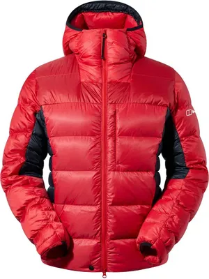 Rote Isolationsjacke "Mtn Arete Ultra Down Hoody" von Berghaus; mit Kapuze und seitlichen Einsätzen in Blau.