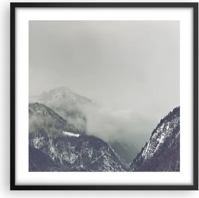 Produktbild von Gerahmtes Poster - Schwarzer Rahmen - Berge Wald Nebel - 50x50 cm - Wand Bild - Wanddeko - Wandbilder - Kunstposter - Wandposter - Bilderrahmen - Bilder - Kunstdruck - Wandbild - P2BAC50x50-4270