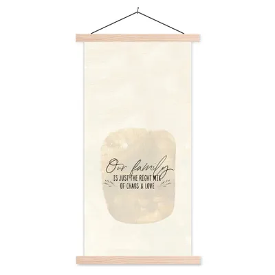 Produktbild von MuchoWow® Textilposter Zitate - Unsere Familie ist genau die richtige Mischung aus Chaos und Liebe - Sprüche 40x80 cm mit holzfarbenen Rahmen - Wohnzimmer