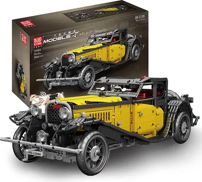 A building set box with a model car on display, and a close-up of the model car in the foreground.