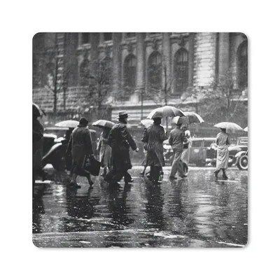 Produktbild von MuchoWow® Mauspad Mousepad Menschen auf der Straße im Regen in New York - schwarz und weiß 20x20 cm - Mousepads - Maus Mat - Pad - Mausunterlage - Desk Mat - Bureauartikeln