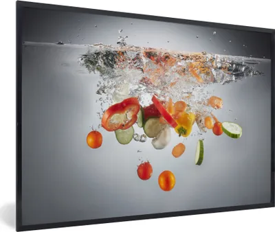 Produktbild von MuchoWow® MuchoWow® Gerahmtes Poster Gemüse - Wasser - Gurke 90x60 cm - Poster mit zchwarzem Bilderrahmen - Fotorahmen - Foto-Plakat