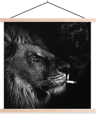 Produktbild von MuchoWow® Textilposter Löwe - Rauchen - Schwarz - Weiß 40x40 cm mit holzfarbenen Rahmen - Posterleiste