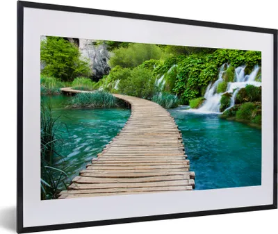 Produktbild von MuchoWow® Gerahmtes Poster Brücke - Wasser - Pflanzen - Wasserfall - Grün 60x40 cm - Poster mit Schwarzem Bilderrahmen Wandposter Rahmen Foto Bilder - Schlafzimmer - Plakat in Rahmen - Drucken