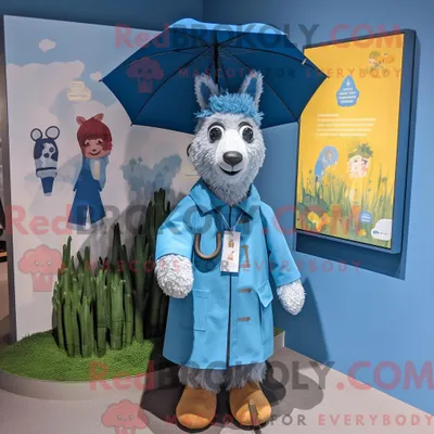 Produktbild von Maskottchen REDBROKOLY eines blauen Lamas mit Regenmantel und Krawattennadeln