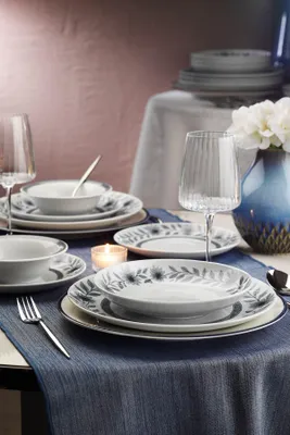 Produktbild von Hermia Concept, Hochwertiges 24-teiliges Dinner-Set aus 100% Porzellan | 6 Servierplatten (25 cm), 6 Teller (21 cm), 6 Schalen (13 cm), 6 Dessertteller (21 cm) | Mikrowellen- und spülmaschinenfest, Elegantes Design.