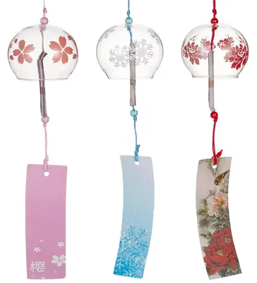 Produktbild von Japanisches Windspiel aus rosa, kirschrotem und blauem Glas, handgefertigte Aufhänger, perfekt als Geburtstagsgeschenk oder zur Dekoration Ihres Zuhauses.