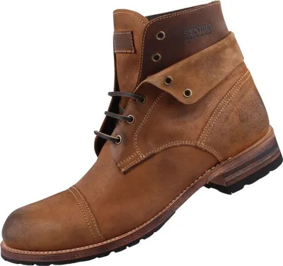 Auf dem Bild ist ein brauner Stiefel zu sehen der eine hohe Schafthöhe hat und eine robuste Sohle besitzt. Der Stiefel wird von der linken Seite präsentiert und zeigt dabei seine Form und Details.