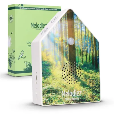 Produktbild von Melodiez Vogelgeräusche Häuschen mit Sensor – Box inkl. Batterien & 5 natürliche Vogel-, Ozean- Grillen- & Dschungelklänge – Wald Deluxe