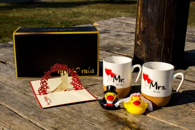 Produktbild von Mr & Mrs - Kaffeetassen/Hochzeitsgeschenk für Brautpaar Tassen mit Korkboden + Badeenten + Grußkarte Geschenkset (Hochzeit 2021, 300ml)