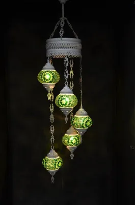 Productafbeelding van Hanglamp met 5 kleurrijke mozaïekglazen bollen in groen, een oosterse, Marokkaanse plafondlamp, 120 cm lang