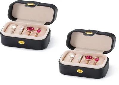 Produktbild von Mini Kunstleder Reiseboxen mit getrennten Fächern - 6,5 x 4 x 4,5 cm - für Ringe, Halsketten, Ohrstecker, Armbänder, Reisen, Geschenke, Frauen und Mädchen