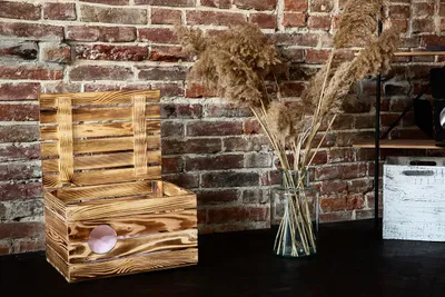 Produktbild von Katzenhöhle in geflammtem Holz mit Kissen 50x40x30cm