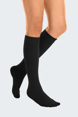 Produktbild von mediven® Baumwolle CCL1 AD Kompressionsstrümpfe normal (39-44 cm) offene Fußspitze mit Trikotabschlussrand Größe: I, Farbe: schwarz